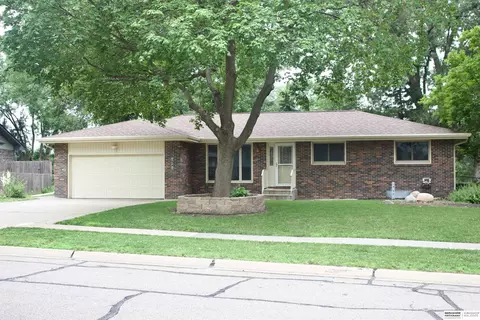 717 Smoky Hill Rd, Lincoln, NE 68520