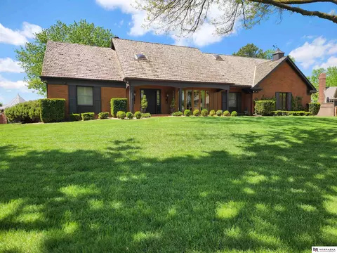 9937 Broadmoor Rd, Omaha, NE 68114