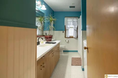 Bath - 2045 Wright St, Blair, NE 68008 photo 3 of 6