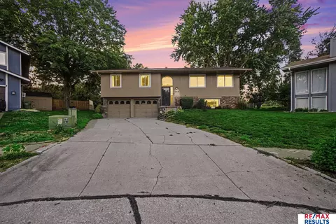 1014 Julius Pl, Bellevue, NE 68005