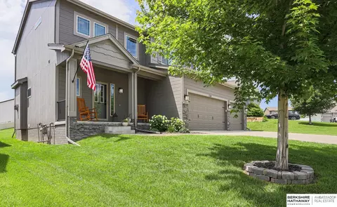18607 Blackwalnut St, Omaha, NE 68136