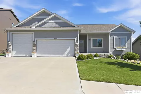 16624 Hanover St, Bennington, NE 68007