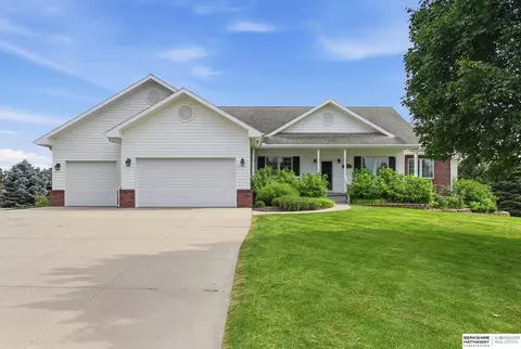 20297 Woodridge Dr, Gretna, NE 68028