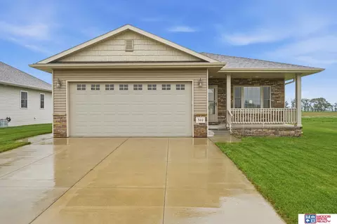 302 Knotty Pine Ln, Seward, NE 68434