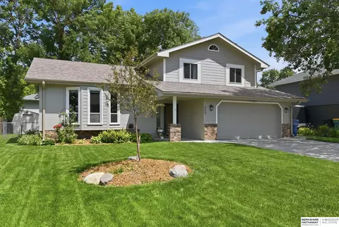 303 Overland Trl, Papillion, NE 68046