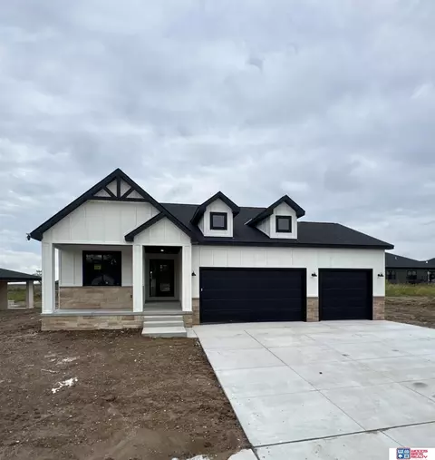 2540 S 102nd St, Lincoln, NE 68520