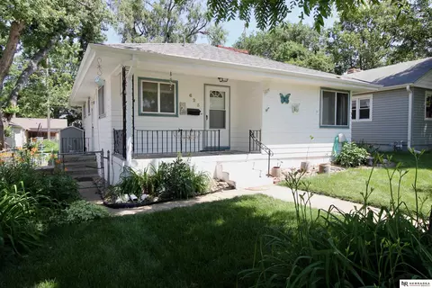 623 S Jackson St, Papillion, NE 68046