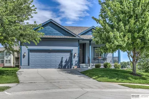 6642 Michael Cir, Papillion, NE 68046