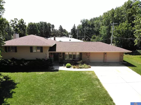 2111 Grant St, Beatrice, NE 68310 photo 2