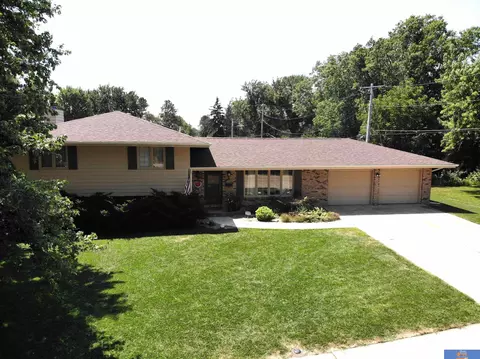 2111 Grant St, Beatrice, NE 68310