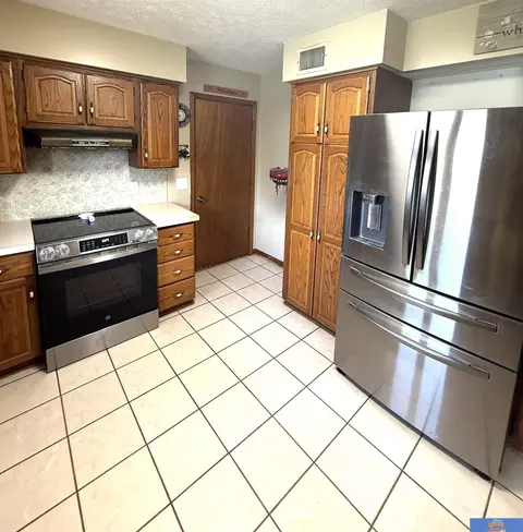2111 Grant St, Beatrice, NE 68310 photo 5