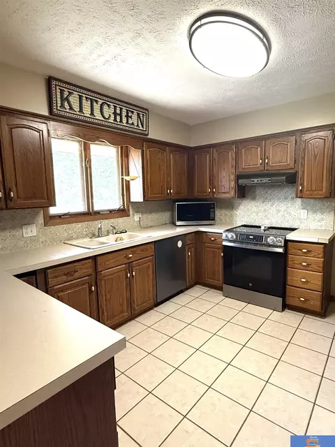 2111 Grant St, Beatrice, NE 68310 photo 3