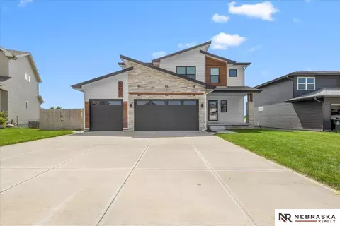 305 Otoe Dr, Yutan, NE 68073