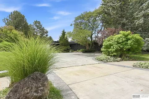 9952 Devonshire Dr, Omaha, NE 68114