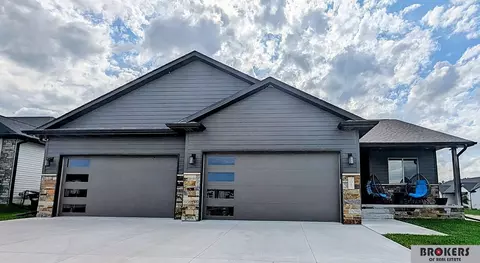 1045 N 107 St, Lincoln, NE 68527