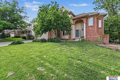 1022 Sherwood Ln, Papillion, NE 68046