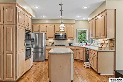 1022 Sherwood Ln, Papillion, NE 68046