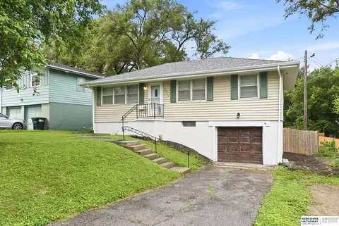 5016 N 61st St, Omaha, NE 68104