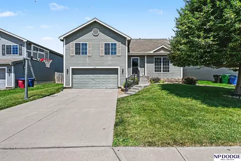 13913 Springview Dr, Papillion, NE 68133