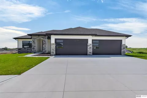 5632 N 213th St, Elkhorn, NE 68022
