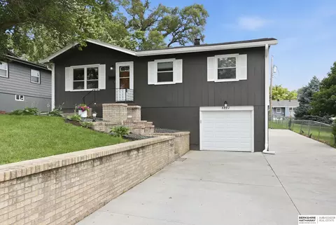 8222 Gold St, Omaha, NE 68124