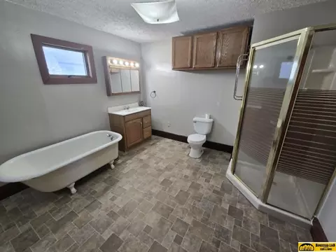 Bath - 302 Austin St, Pickrell, NE 68422 photo 1 of 1