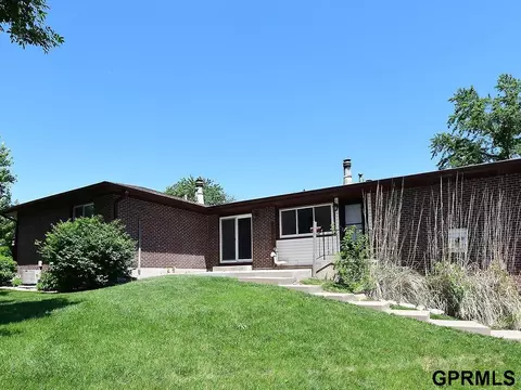 2205 Sandstone Rd, Lincoln, NE 68512