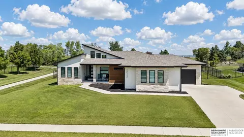 12112 Carpenter St, Papillion, NE 68046