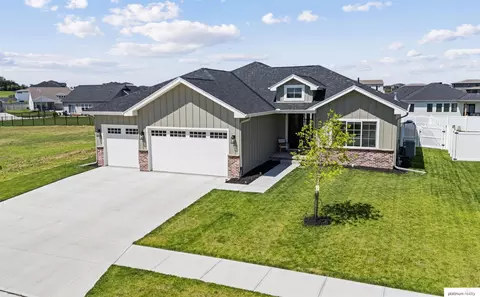 11704 S 119th St, Papillion, NE 68046
