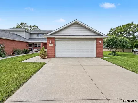 7631 Maple Village Dr, Lincoln, NE 68510