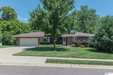 5718 Willit St, Omaha, NE 68152