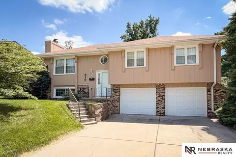 819 Crest Dr, Papillion, NE 68046
