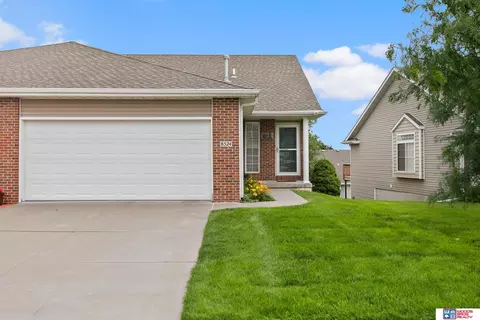 8524 Ridge Hollow Dr, Lincoln, NE 68526