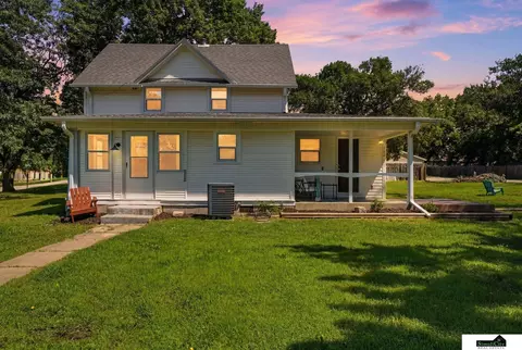 104 W 5th St, Hickman, NE 68372