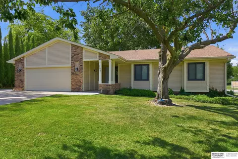 286 Concord Cir, Papillion, NE 68046