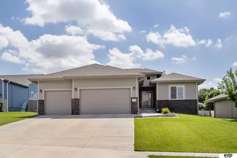 7155 Harvest Dr, Papillion, NE 68133
