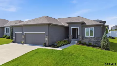 18450 Greenleaf St, Omaha, NE 68136