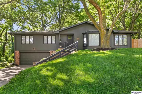8911 Raven Oaks Dr, Omaha, NE 68152