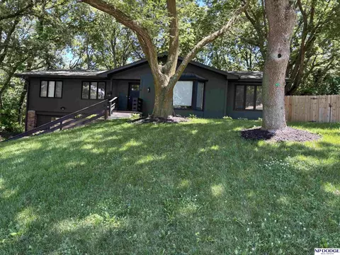 8911 Raven Oaks Dr, Omaha, NE 68152