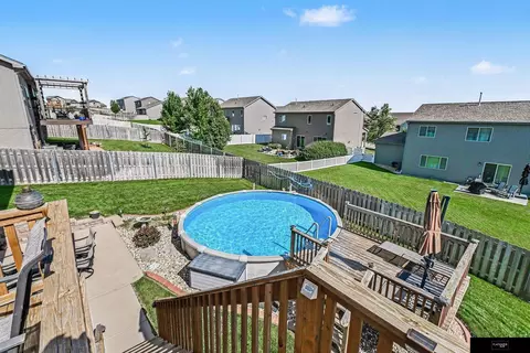 Exterior - 18907 Briar St, Omaha, NE 68136 photo 6 of 10
