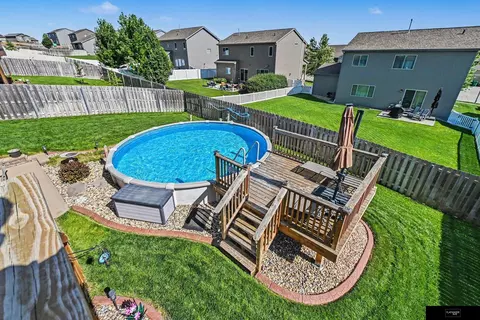 Exterior - 18907 Briar St, Omaha, NE 68136 photo 7 of 10
