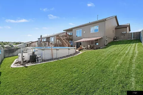 Exterior - 18907 Briar St, Omaha, NE 68136 photo 9 of 10