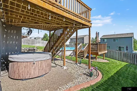 Exterior - 18907 Briar St, Omaha, NE 68136 photo 4 of 10