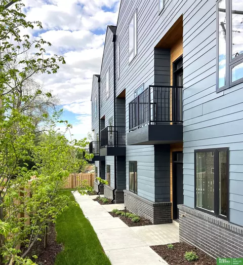 5319 Elmwood Plz, Omaha, NE 68106