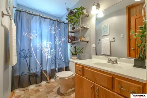 Bath - 1309 Grant St, Beatrice, NE 68310 photo 1 of 2