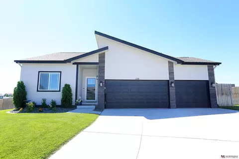 11305 Horizon Cir, Papillion, NE 68046