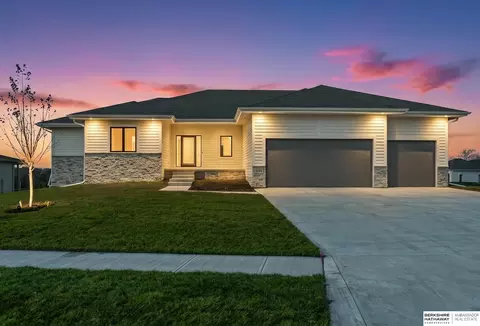 9808 Overland Trl, Papillion, NE 68046