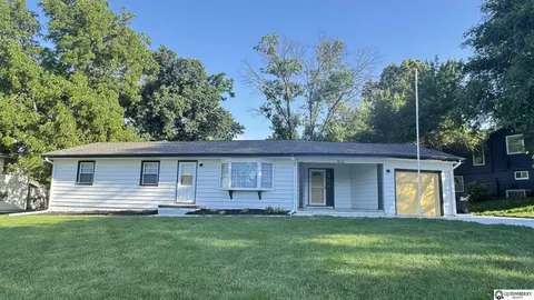 8713 Izard St, Omaha, NE 68114