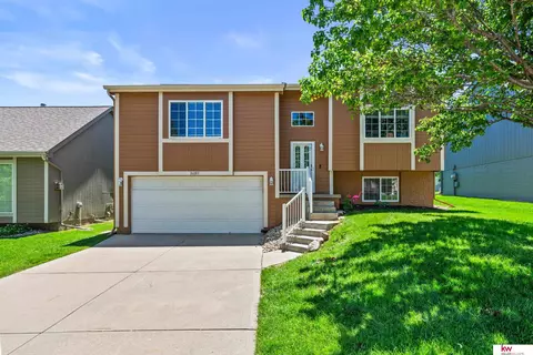 16083 Browne St, Omaha, NE 68116