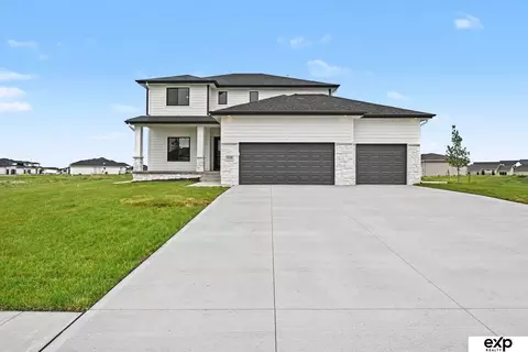 5618 Kestrel Pkwy, Elkhorn, NE 68022
